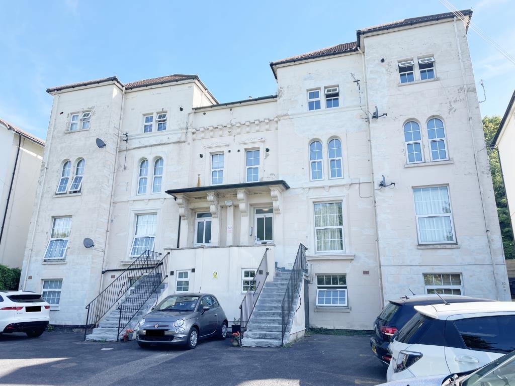 Lot: 127 - FREEHOLD BUILDING COMPRISING SIXTEEN SELF-CONTAINED FLATS FOR INVESTMENT - Exterior image of outside of buildings from street level